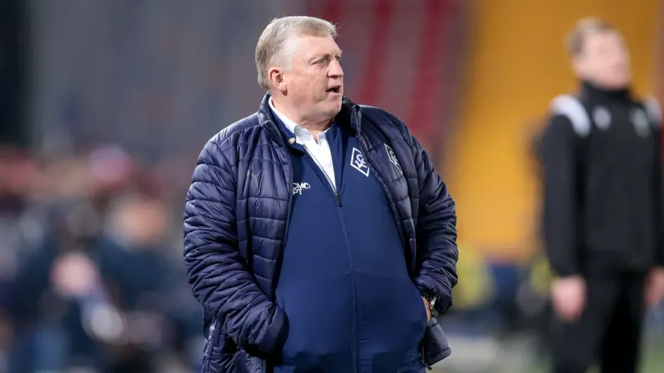 Бывший губернатор Азаров призвал не отпускать Осинькина из «Крыльев Советов» Бывший губернатор Азаров призвал не отпускать Осинькина из «Крыльев Советов»