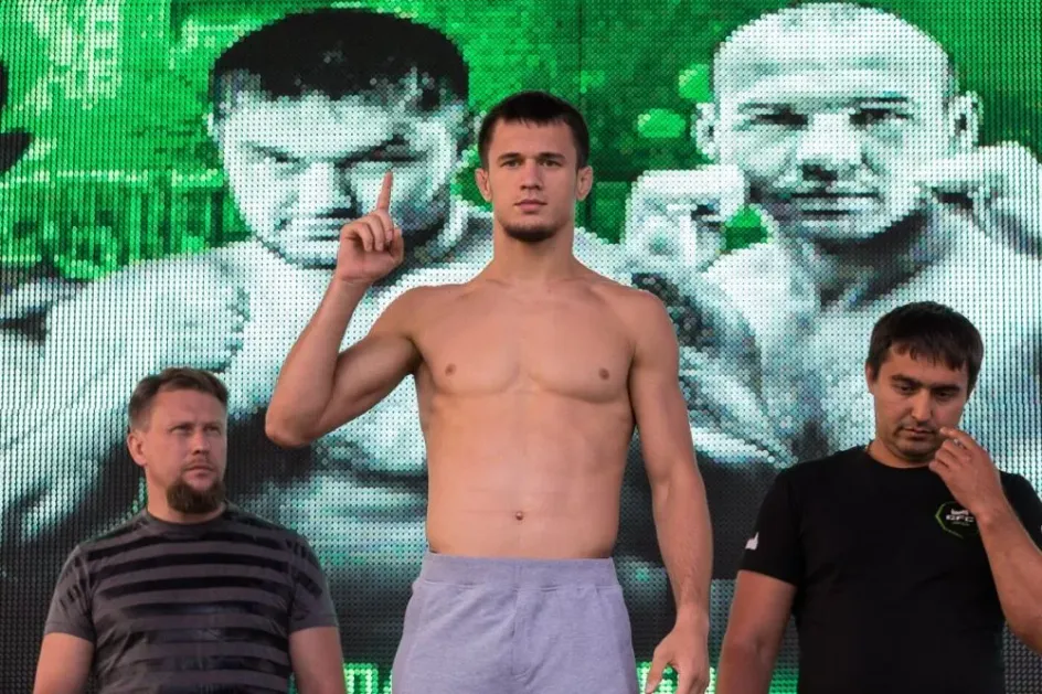 Усман Нурмагомедов тренируется в шапке в спортзале перед дебютом в Bellator