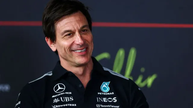 Горячая новость | Тото Вольф отстранил Хэмилтона и Росберга от работы