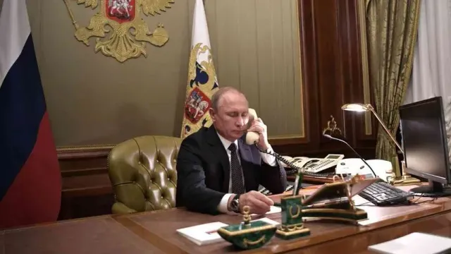 Путин поздравил Нурмагомедова с победой