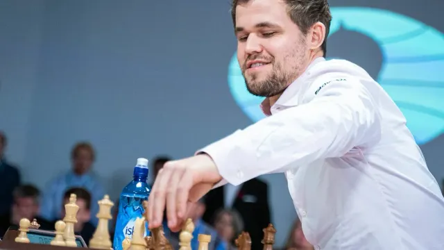 Горячая новость | Чемпион мира по шахматам Карлсен проиграл 15-летнему россиянину