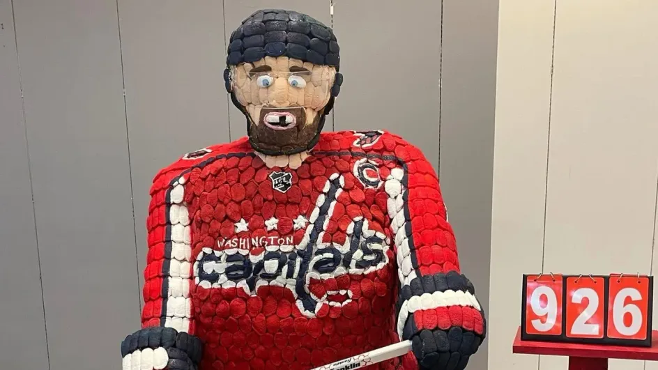 В США в честь Овечкина сделали скульптуру из зефира