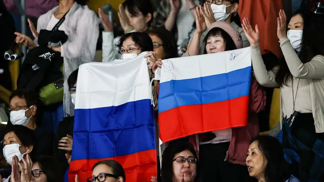 Горячая новость | Болельщики развернули флаги России на турнире по фигурному катанию в Токио