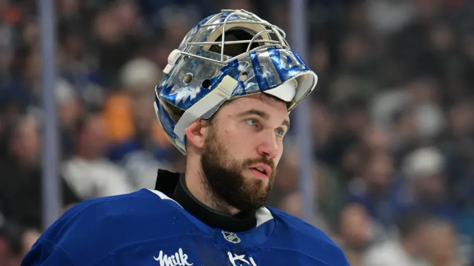 Энтони Столарц пропустил матч после попадания шайбы в горло