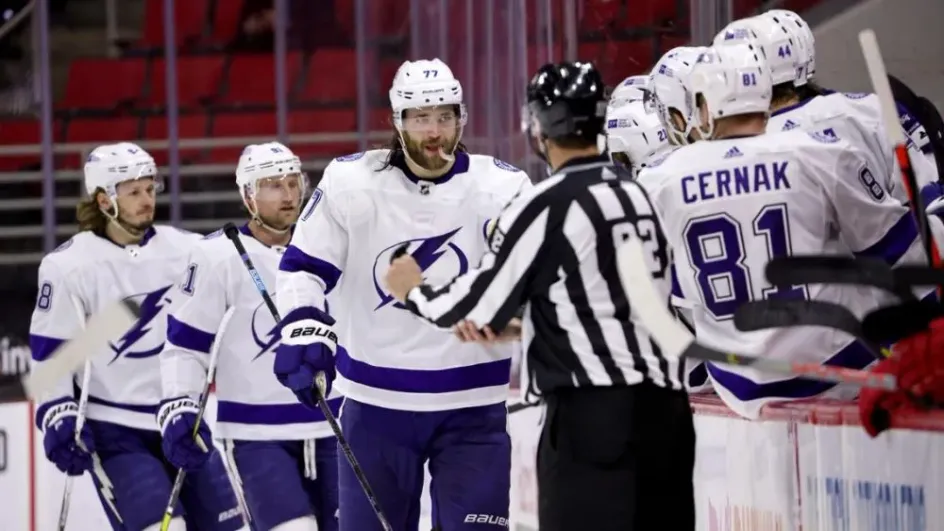 «Тампа-Бэй Лайтнинг» принимают «Каролину Харрикейнз» в матче НХЛ «Тампа-Бэй Лайтнинг» принимают «Каролину Харрикейнз» в матче НХЛ