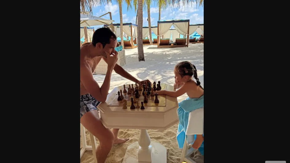 Даниил Медведев устроил шахматный турнир с дочерью на Мальдивах Даниил Медведев устроил шахматный турнир с дочерью на Мальдивах