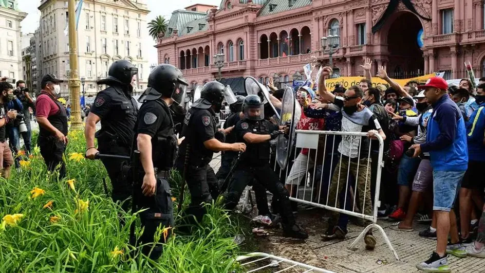 На церемонии прощания с Диего Марадоной начались беспорядки