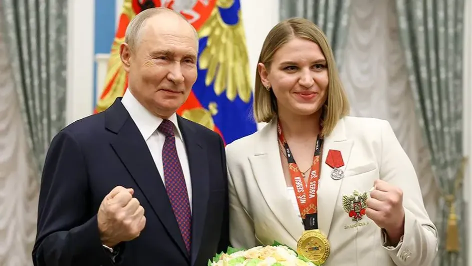 Путин по-боксерски снялся на фото с чемпионкой мира Шамоновой