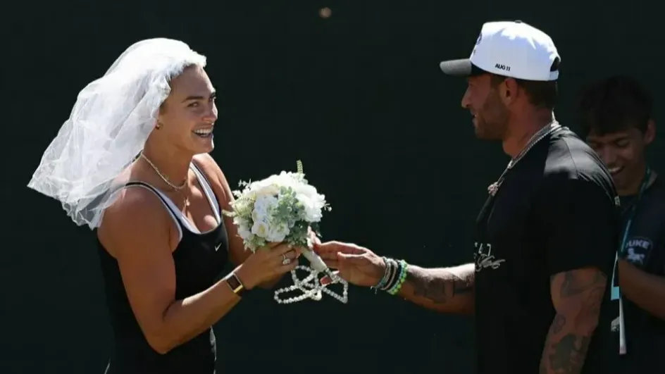 Теннисистка Соболенко принесла свадебную фату на тренировку в США