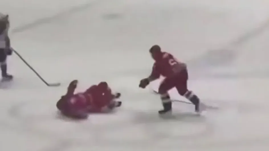 Александра Лукашенко уронили на лед во время хоккейного матча