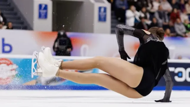 Горячая новость | Фигуристку Захарову прямо со льда увезли в реанимацию