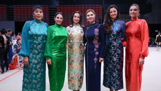 Горячая новость | Алина Кабаева показала, в чем ходит в Китае