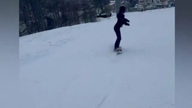 Горячая новость | Фигуристку Загитову засняли при попытке катания на сноуборде