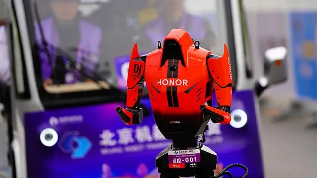 Горячая новость | Робот-гуманоид поставил новый мировой рекорд на полумарафоне в Пекине