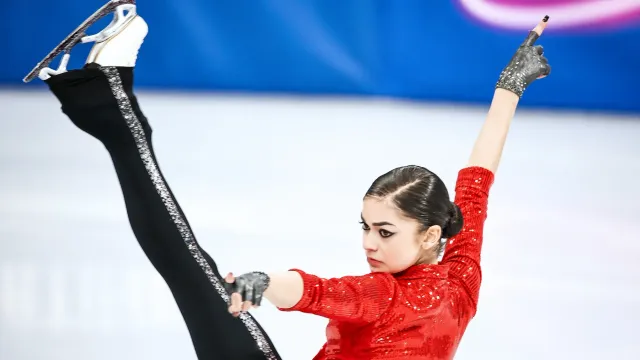 Горячая новость | Болельщиков фигуристки Петросян просили не поднимать плакаты на русском на ОИ