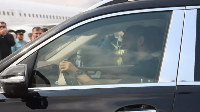 Горячая новость | Кадыров подарил Чимаеву автомобиль марки Maybach, встретив его после боя