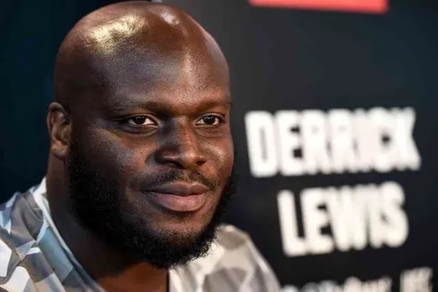 Льюис нокаутировал Олейника на турнире UFC