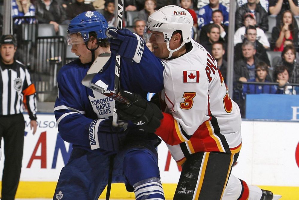 Калгари торонто прогноз. Калгари Флэймз Торонто Мэйпл Лифс. Toronto vs Calgary Flames. Калгари Торонто талисманы. Калгари НХЛ С ЛГБТ лентой.