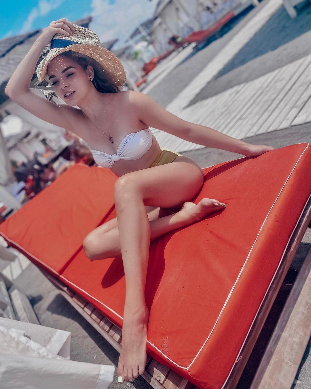 Аделина Сотникова покорила соцсети сексуальным фото в купальнике
